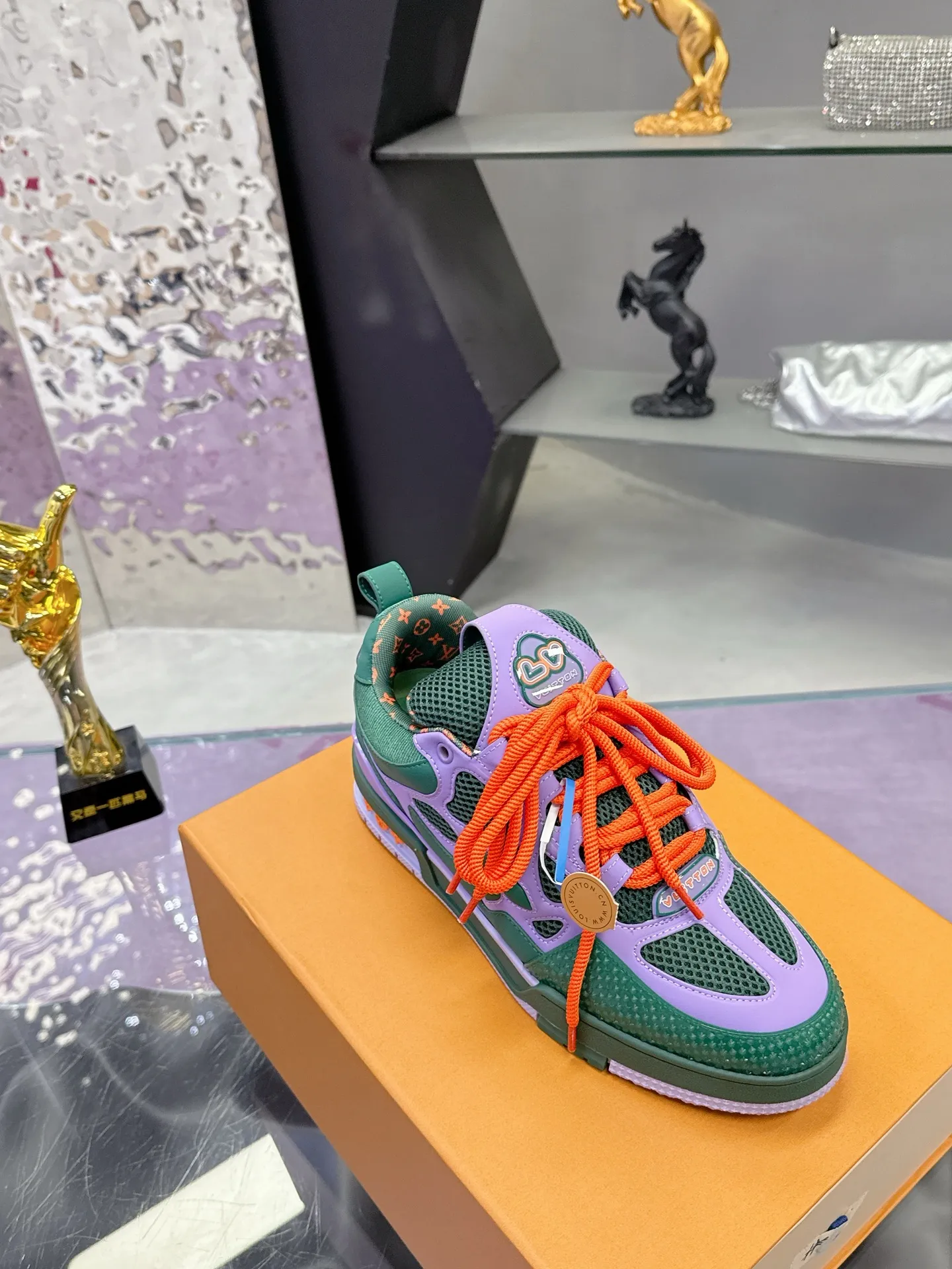 Factory price: 760💰 𝙇𝙑 𝟐𝟎𝟐5 𝐒𝐒 𝐧𝐞𝐰 Officially synchronized new colors💗 Louis Vuitton catwalk skateboard shoes are a hit, LOUIS VUITTON Trainer is undoubtedly one of the most successful Sneakers launched by luxury brands, but the pace of exploration will not stop. LOUISVUITTON will also bring a new series of skateboard shoes in the spring of 2025. The new series in the picture returns to the 90s Chunky Skate Shoes look and feel. The uppers are made of leather and mesh. The fat silhouette and thick shoelaces are very eye-catching. It is expected to have quite a few colors like the Trainer. Judging from the previous DIOR show skate shoes, this chunky style may be even stronger next year.  💎 LV small bread series LV bread shoe series 😘 Couple model Size: Female 35-40 Male 39-44, customized 45, 46